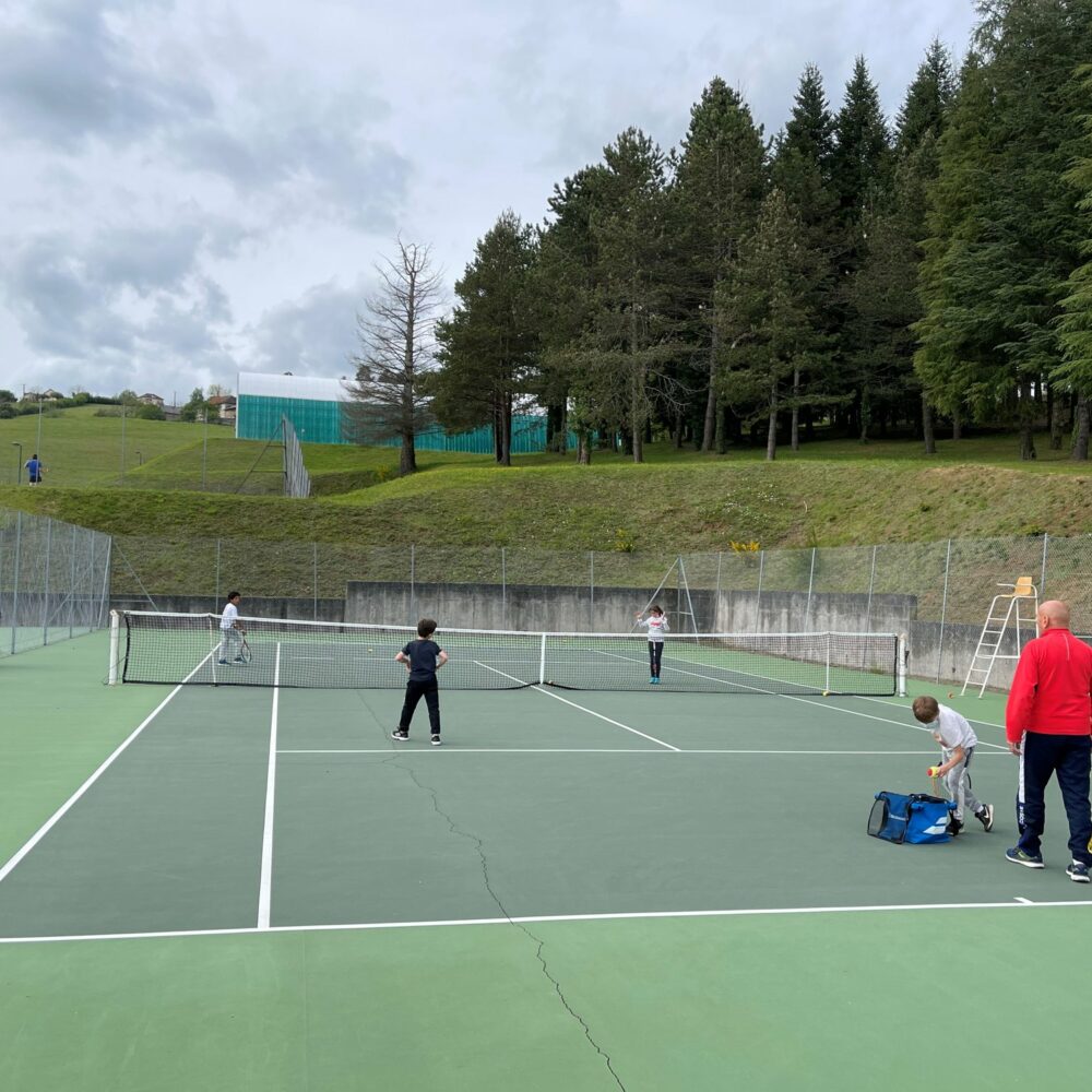 Cours de tennis enfants sur un court extérieur du TCT à Tulle