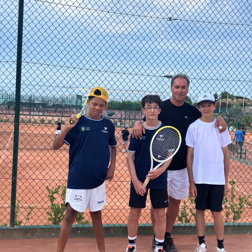 Jeunes joueurs du Tulle Corrèze Tennis et leur entraîneur en tournoi