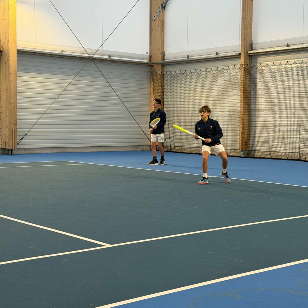 Deux juniors du TCT en double sur un court couvert