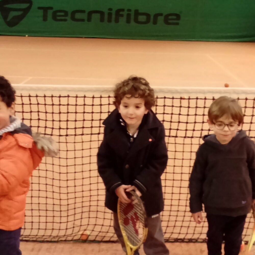 Enfants de la section mini tennis (3-5 ans) du TCT avec leur raquette